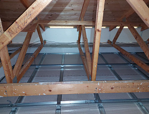 Zateplení stropu bungalovu pomocí foukané izolace